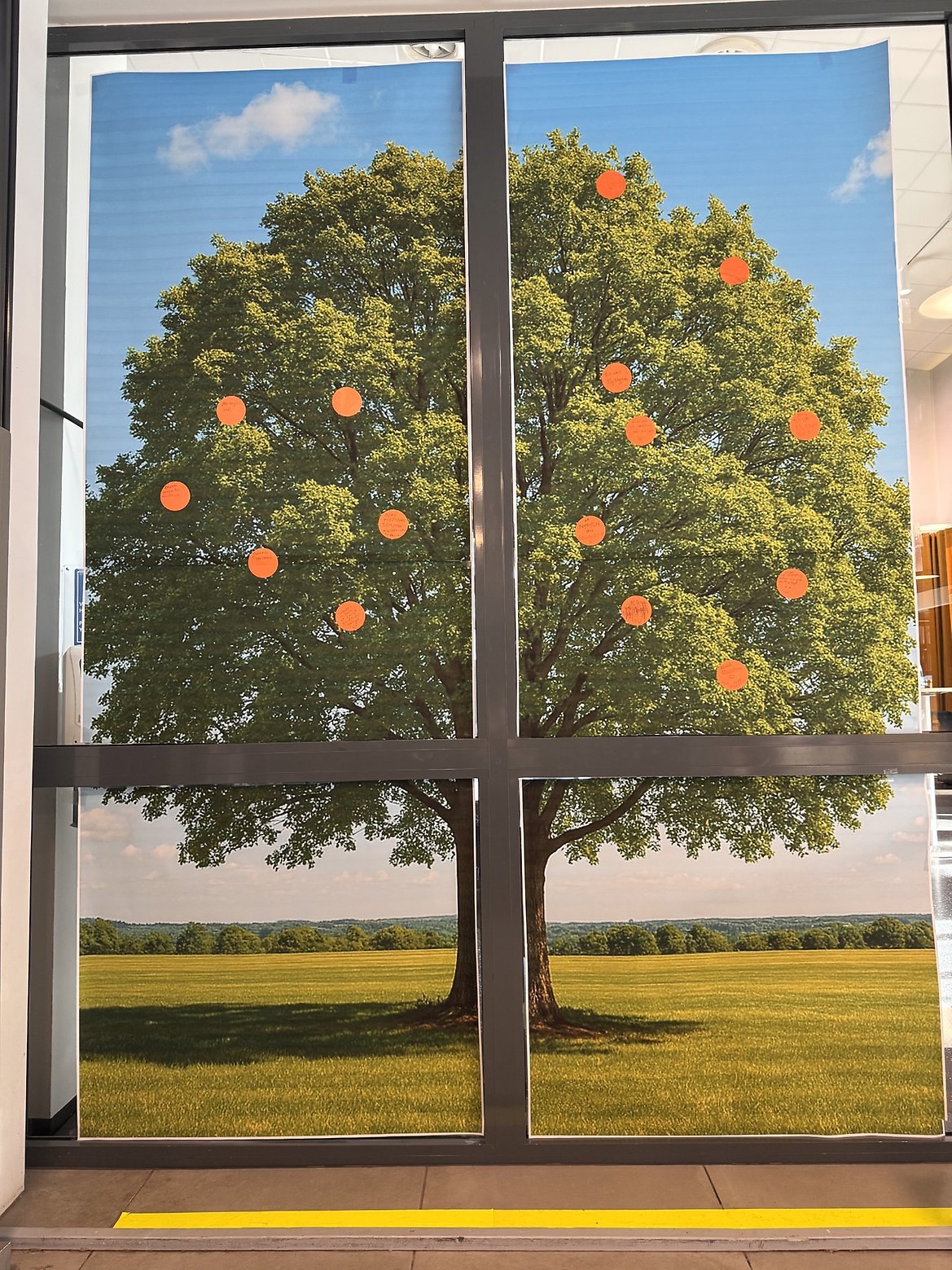 Bilde at et tre med oransje lapper som forestiller appelsiner