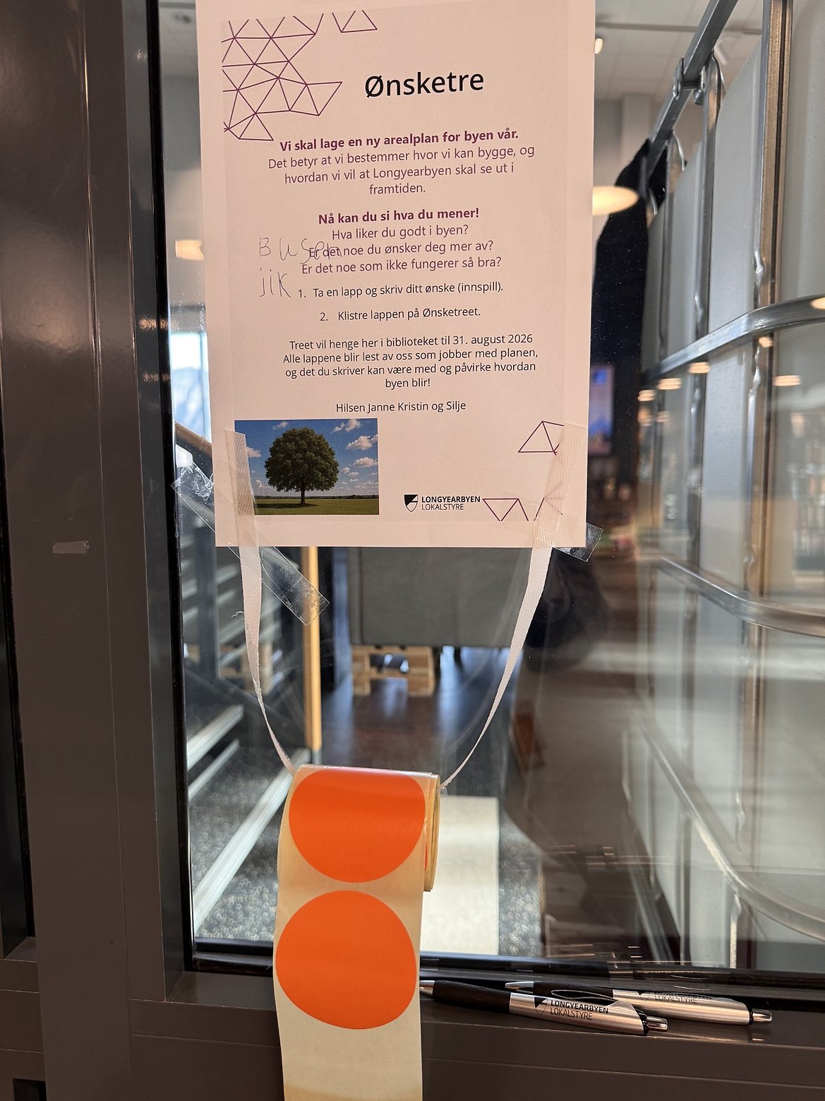 En rull med oransje klistrelapper som brukes til å feste på Ønsketreet.